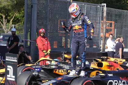 Tras salir de su Red Bull, Max Verstappen apretó el puño para festejar la pole en el Gran Premio de Emilia Romagna de F1; lleva ocho seguidas, incluyendo las siete de esta temporada.