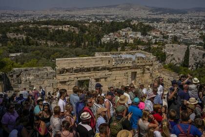Turistas visitan la Acrópolis de Atenas