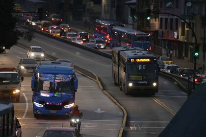 Dos autobuses viajan por una carretera principal durante un apagón en Quito el 19 de junio de 2024