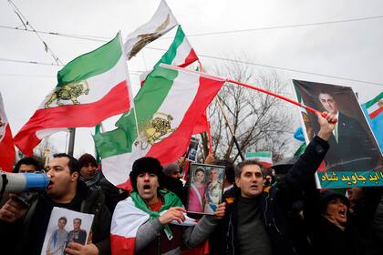 Un activista muestra una imagen del sha Mohammad Reza Pahlavi durante una marcha en apoyo a los manifestantes antigubernamentales de Irán, en Estrasburgo, Francia, el lunes 16 de enero de 2023. (AP Foto/Jean-Francois Badias)