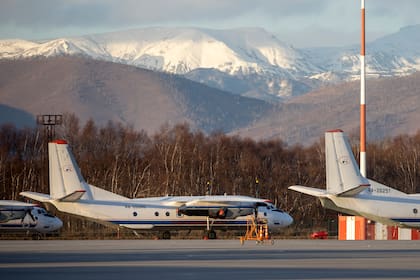 Un avión Antonov An-26 estacionado en el aeropuerto de Elizovo, a las afueras de Petropavlovsk-Kamchatsky, Rusia, 17 de noviembre de 2020. Un avión similar con 17 personas a bordo desapareció el viernes 16 de julio de 2021 sobre Siberia, informaron funcionarios de emergencias. (AP Foto/Marina Lystseva)