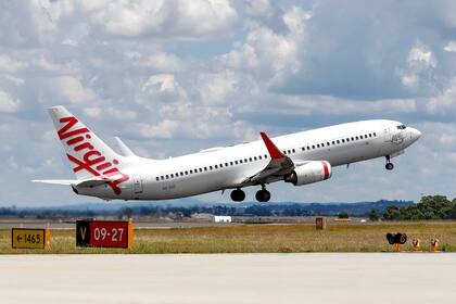 Un avión de Virgin Airlines despega desde el aeropuerto de Melbourne, en Australia, el 31 de enero de 2022. (Con Chronis/AAP Image vía AP)