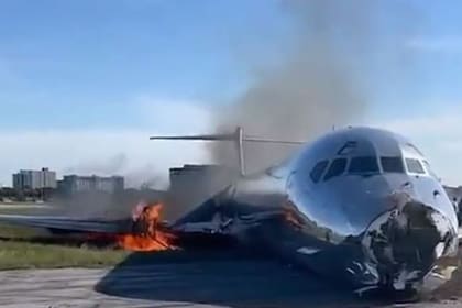 Un avión se incendió al aterrizar en el aeropuerto de Miami.