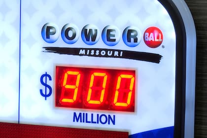 Un cartel muestra el pozo acumulado de la lotería Powerball, que seguía subiendo en St. Joseph, Missouri, el lunes 17 de julio de 2023 tras un nuevo sorteo sin acertante (AP Foto/Nick Ingram)