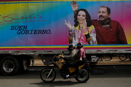 Un cartel que promociona la candidatura de Daniel Ortega y su mujer en una clínica itinerante durante la campaña electoral