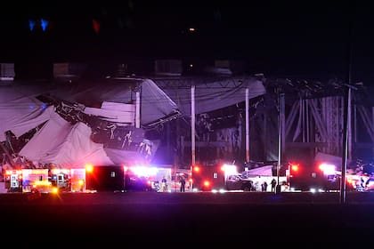 Un centro de distribución de Amazon parcialmente colapsado después de ser golpeado aparentemente por un tornado la noche del viernes 10 de diciembre de 2021 en Edwardsville, Illinois (Robert Cohen/St. Louis Post-Dispatch vía AP)