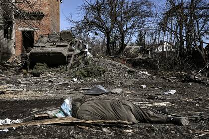 Un cuerpo de un soldado ruso yace en el suelo después de que las tropas ucranianas retomaran la aldea de Mala Rogan, al este de Kharkiv, el 28 de marzo de 2022