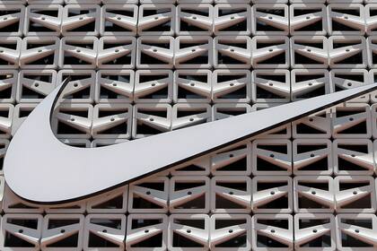 Un día después de presentar sus resultados financieros, en el que anticipó un posible enfriamiento de su negocio, la estadounidense Nike registró el mayor desplome de sus acciones en Wall Street en 23 años.