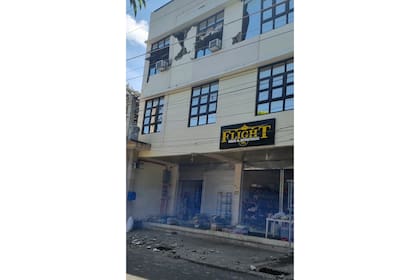 Un edificio dañado por un sismo, el miércoles 27 de julio de 2022, en Bangued, en la provincia de Abra, en el norte de Filipinas. (AP Foto/Raphiel Alzate)