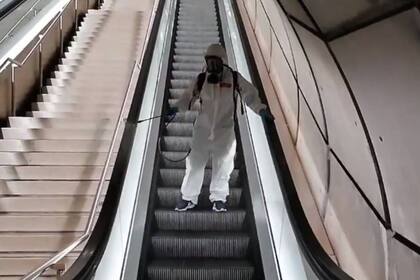 Un empleado del Metro de Bilbao desinfecta la escalera mecánica de las instalaciones de una forma que recibió muchas burlas en las redes