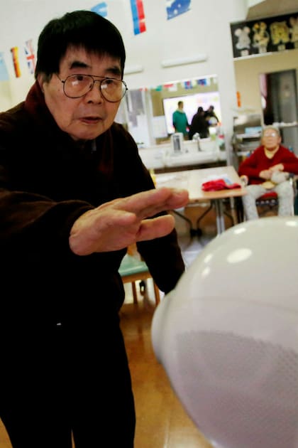 En un geriátrico de Japón, experimentan con robots para cuidar a los mayores