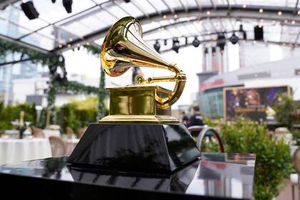 Un Grammy decorativo antes del inicio de la ceremonia de los premios Grammy el 14 de marzo de 2021 en Los Ángeles. Los Grammy de 2022 serán el 3 de abril en Las Vegas. (AP Foto/Chris Pizzello, Archivo)