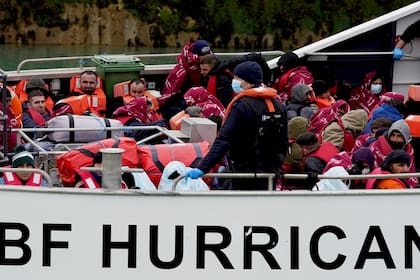 Un grupo de personas, al parecer migrantes, llegan a Dover, Kent, Inglaterra tras un incidente en el Canal de la Mancha el 2 de mayo de 2022. (Gareth Fuller/PA via AP)