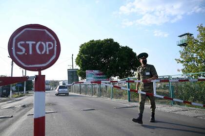Un guardia fronterizo de Transnistria asegura una zona en la frontera entre Transnistria y Ucrania en el puesto de control del pueblo de Pervomaysk el 13 de septiembre de 2021.