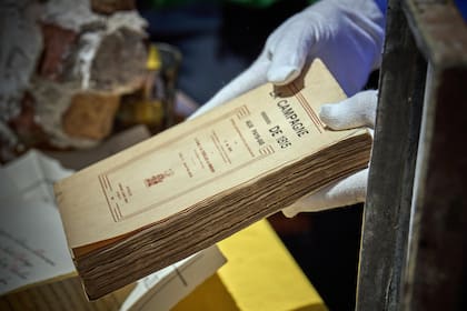 Un historiador cultural muestra un libro hallado en la cápsula del tiempo en La Haya, el 29 de enero de 2024 © Phil Nijhuis / ANP/AFP