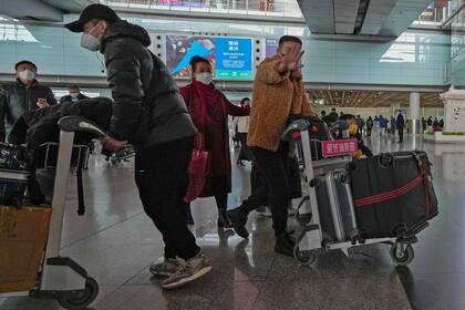 Un hombre de Hong Kong llega a la Terminal 3 del Aeropuerto Internacional de la capital china de Beijing, el domingo 8 de enero de 2023. (AP Foto/Andy Wong)