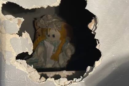 Un hombre encontró una muñeca con un mensaje siniestro oculta detrás de una pared