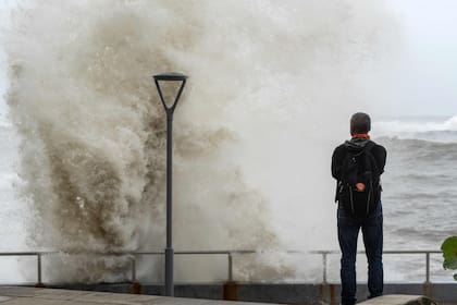 Un hombre mira las olas en el malecón durante la marea alta después del huracán Beryl en Santo Domingo, el 2 de julio de 2024