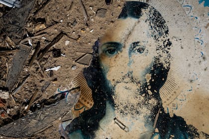 Un icono se ve entre los restos de una iglesia destruida después de ataques rusos en el frente en la región de Mykolaiv, Ucrania, el lunes 8 de agosto de 2022. (AP Foto/Evgeniy Maloletka)