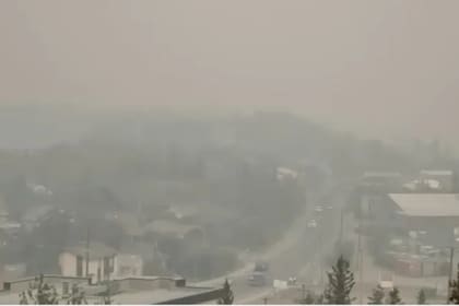 Un incendio forestal amenaza una ciudad del norte de Canadá