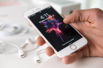 Un iPhone 7 de 2016; una demanda colectiva presentada en 2019 en Estados Unidos argumenta que ese modelo, al igual que el iPhone 7 Plus, tiene problemas con el audio; Apple acordó repartir 35 millones de dólares entre los demandantes