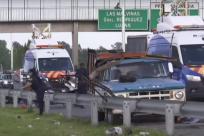 Tragedia en el acceso Oeste: cambiaba la rueda de su camioneta en la banquina y murió atropellado por un camión que zigzagueaba