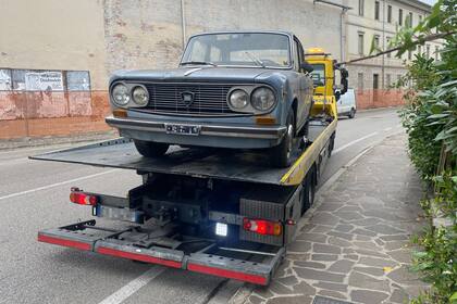 Un Lancia Fulvia que estuvo 47 años estacionado en en el mismo lugar en Conegliano, Italia, fue retirado por una grúa