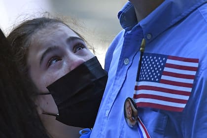 Un miembro de la familia llora en la ceremonia del Museo y Monumento Nacional del 11-S que conmemora el vigésimo aniversario de los ataques del 11-S en el World Trade Center, en Nueva York