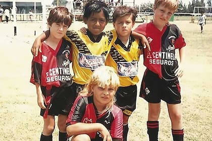 Un pequeño Lionel Messi posa para la cámara junto a compañeros suyos de Newell's y del equipo peruano
Foto: Twitter @messismo10