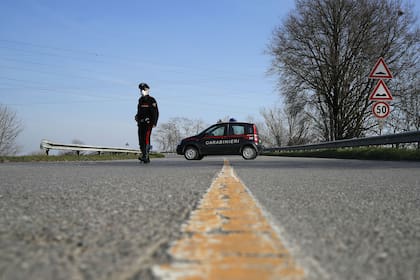 Un policía con barbijo bloquea una ruta que accede a Codogno, foco del brote en Italia