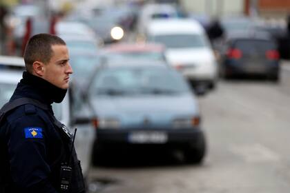 Un policía de Kosovo vigila una calle en la zona norte de mayoría serbia en la localidad de Mitrovica, Kosovo, el viernes 9 de diciembre de 2022. (AP Foto/Bojan Slavkovic)