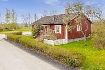 Un pueblo en el oeste de Suecia suspendió las ventas de terreno, desbordado por el interés global generado por la oferta de terrenos por cerca de 10 centavos de dólar el metro cuadrado.