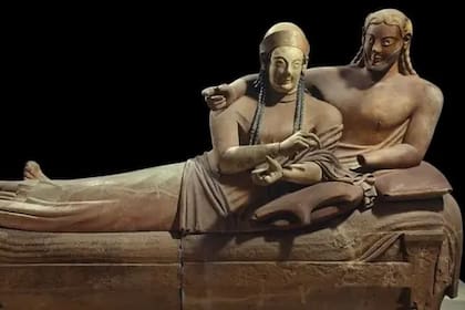Un sarcófago que representa a una pareja reclinada junta: uno de los muchos ejemplos de obras de arte etruscas con inclinaciones románticas
