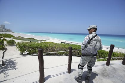 Un soldado mexicano hace guardia en una playa antes de la llegada prevista del huracán Beryl, en Cancún, México, el miércoles 3 de julio de 2024. (Foto AP/Fernando Llano)