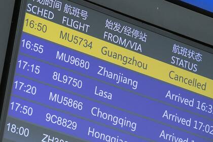 Un tablero de información de vuelo muestra el vuelo cancelado MU5735 de China Eastern Airlines (arriba) en el Aeropuerto Internacional Kunming Changshui en la provincia suroeste de Yunnan de China el 21 de marzo de 2022, después de que el avión de China Eastern que volaba desde Kunming al centro sur de Guangzhou se estrellara en el suroeste de China