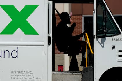 Un trabajador de FedEx durante un reparto en el estado de Illinois. (AP Foto/Nam Y. Huh)