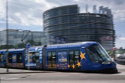 Un tranvía ploteado con la campaña para la elección pasa frente a la sede del Parlamento Europeo en Estrasburgo