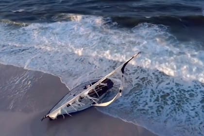 Un velero con aspecto "fantasmal" apareció en las costas de Florida y llamó la atención de los residentes