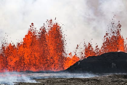 Un volcán expulsa lava en Grindavik, Islandia, este miércoles, una ciudad costera de 3800 habitantes; es la quinta vez que ocurre desde diciembre