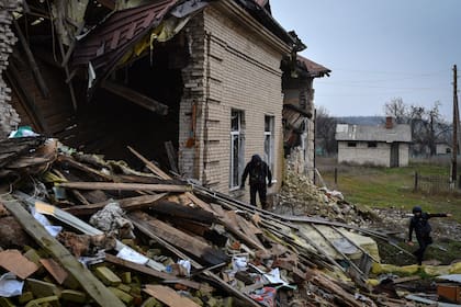 Un zapador ucraniano inspecciona un edificio destruido durante una operación de desminado en una zona residencial en Novoselivka, en la región de Donetsk, Ucrania, el 16 de noviembre de 2022. (AP Foto/Andriy Andriyenko)