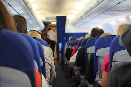 Una azafata explica por qué es recomendable evitar las pastillas para dormir en el avión