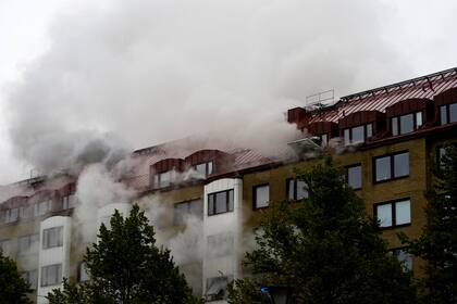 Una columna de humo sale de un edificio de apartamento tras una explosión en Annedal, en el centro de Gotemburgo, Suecia, el 28 de septiembre de 2021. (Bjorn Larsson Rosvall/TT via AP)