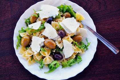 Una dieta mediterránea típica incluye muchos vegetales, frutas, legumbres, cereales y productos ricos en carbohidratos como el pan integral, la pasta y el arroz integral