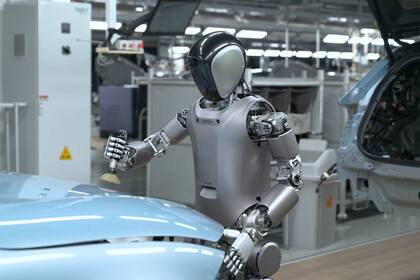 Una empresa china implementó un robot humanoide impulsado por Inteligencia Artificial para fabricar autos
