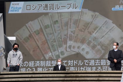 Una enorme pantalla de televisión mostrando rublos rusos en Tokio el 1 de marzo de 2022. (Foto AP/Koji Sasahara)