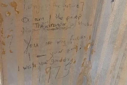 Una familia, que estaba redecorando su casa, encontró un enigmático poema sobre “viajes en el tiempo” escondido debajo del empapelado de una de las habitaciones