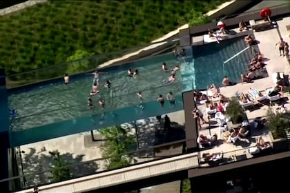 Una imagen aérea de la “Sky Pool”, la pileta colgante de Londres que desató un conflicto entre vecinos por los altos costos de mantenerla (Foto: Captura de video)