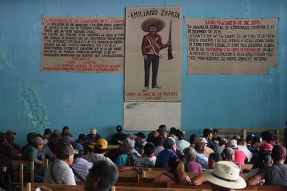 Una imagen del líder revolucionario mexicano Emiliano Zapata adorna un centro comunitario en el lugar donde miembros de un "ejido", una zona de terrenos comunitarios, se reúnen en Tila, en el estado de Chiapas, México, el martes 18 de junio de 2024. La población se está marchando de la localidad debido a la violencia relacionada con el crimen organizado. (AP Foto/Fernando Llano)