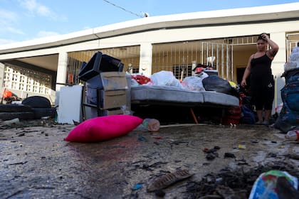 Una mujer mira a sus pertenencias dañadas después de que una inundación provocada por el huracán Fiona irrumpiera en su casa en Toa Baja, Puerto Rico, el martes 20 de septiembre de 2022. (AP Foto/Stephanie Rojas)