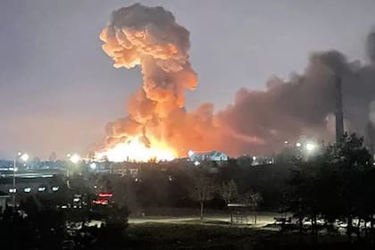 Una nube de humo se levanta a raíz de una explosión en la ciudad de Kiev (archivo)